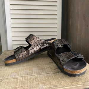 Black Snake Birkenstock Arizona’s. Size 39.